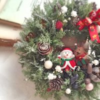 お部屋をパッと明るくする！おしゃれなクリスマスリース特集の画像