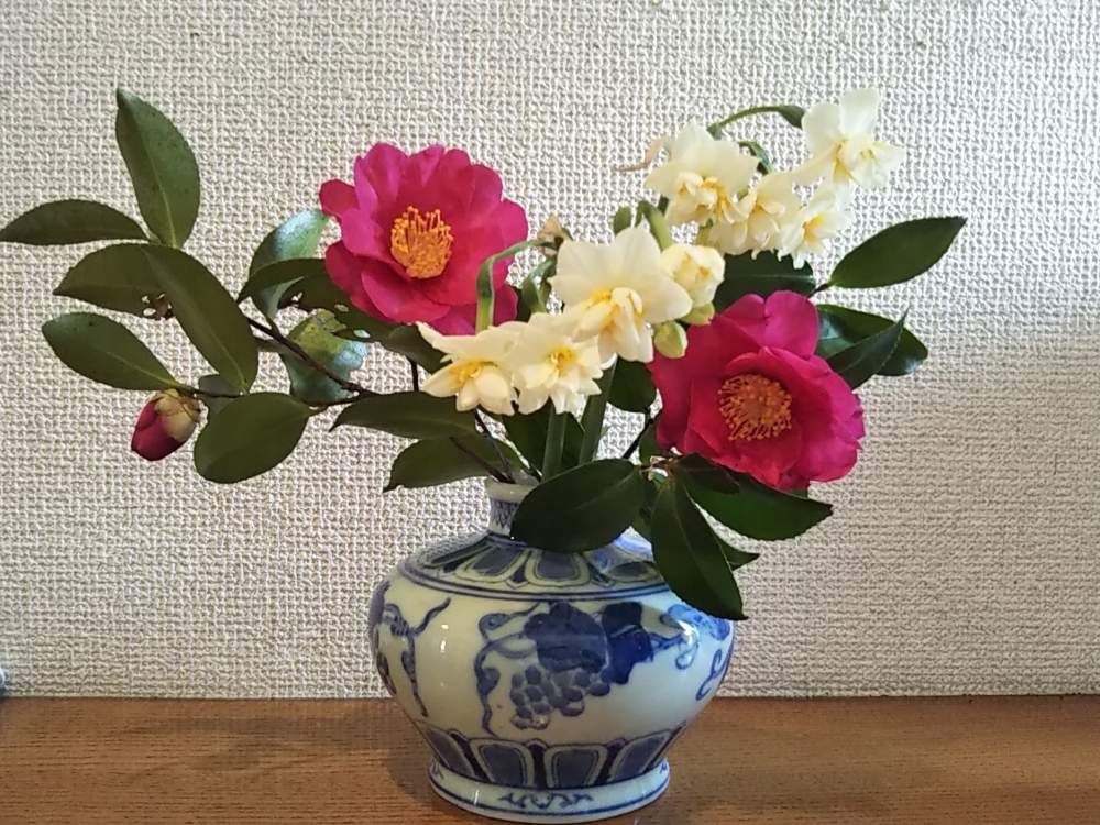 活けた山茶花　花瓶　赤い花　白い花