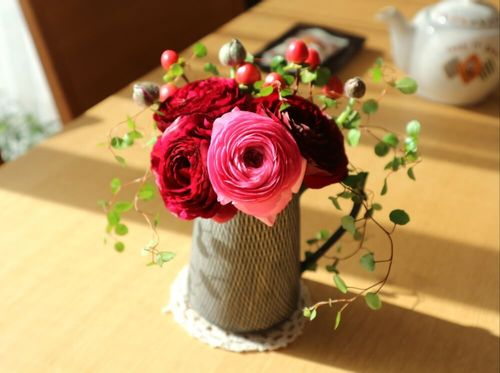 ラナンキュラスの花言葉 色別の意味や種類 贈り物に人気の理由とは Greensnap グリーンスナップ