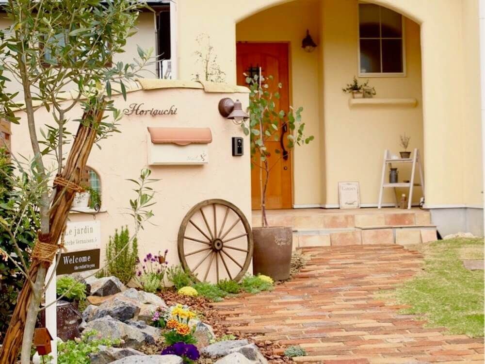 玄関　アプローチ　植物　花　ガーデニング