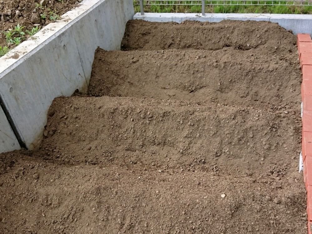 家庭菜園　野菜　畝　土づくり