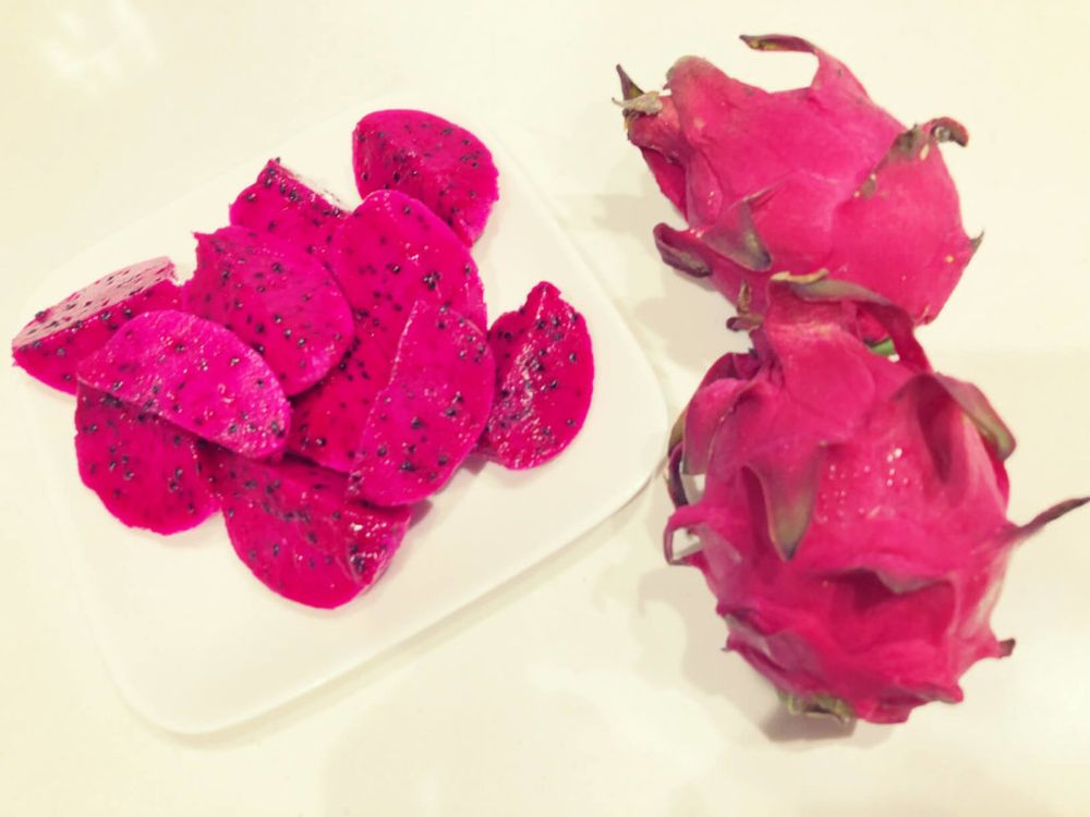 ドラゴンフルーツ　赤い実　断面