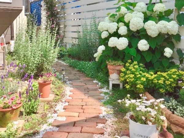 庭づくり　DIY　レンガ　小道　ガーデニング