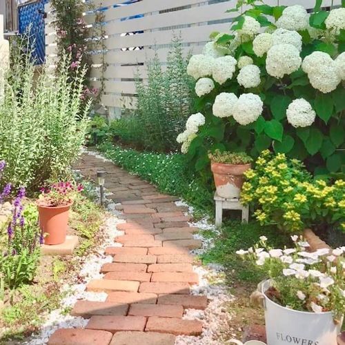 庭をdiyしよう タイルやレンガを使ったおしゃれな庭づくりの方法は Greensnap グリーンスナップ