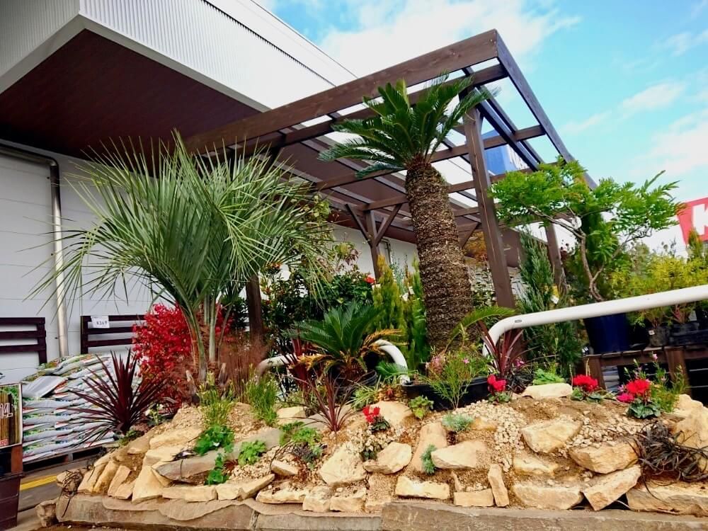 洋風のロックガーデン 　石が傾斜に積まれている