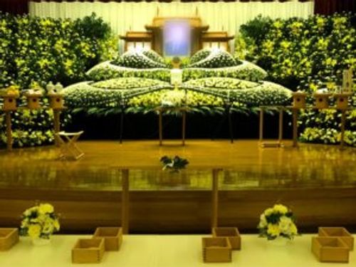 供花とは 手配の方法や値段相場 お礼状の書き方などのマナーは Greensnap グリーンスナップ 供花とは 手配の方法や値段相場 お礼状の書き方などのマナーは Greensnap グリーンスナップ
