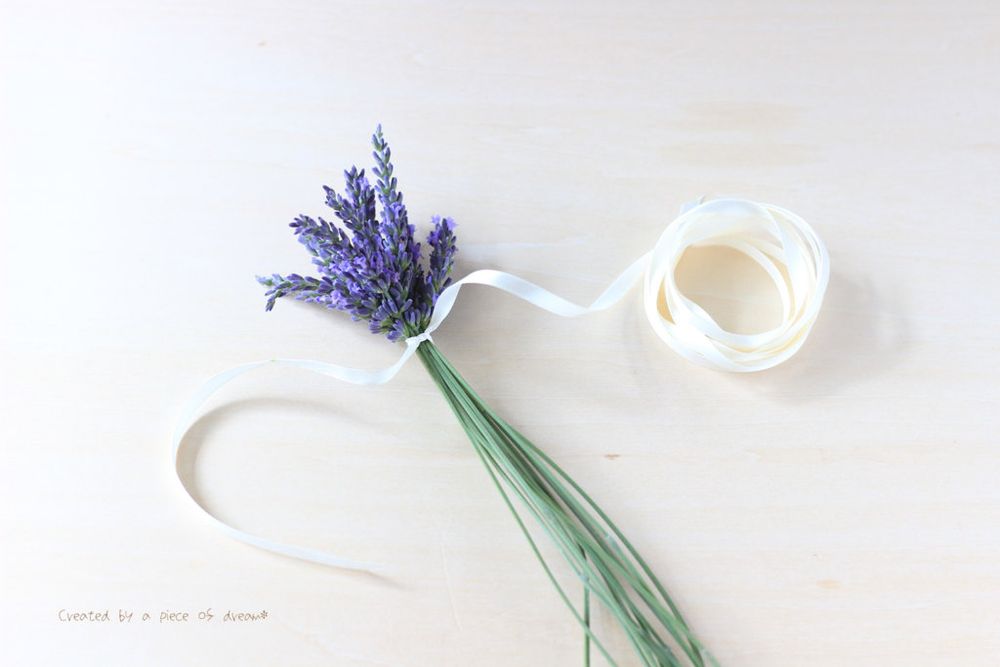 ラベンダースティックの作り方 ラベンダーをリボンで束ねる