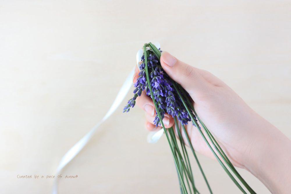 ラベンダースティックの作り方 茎を折り曲げる