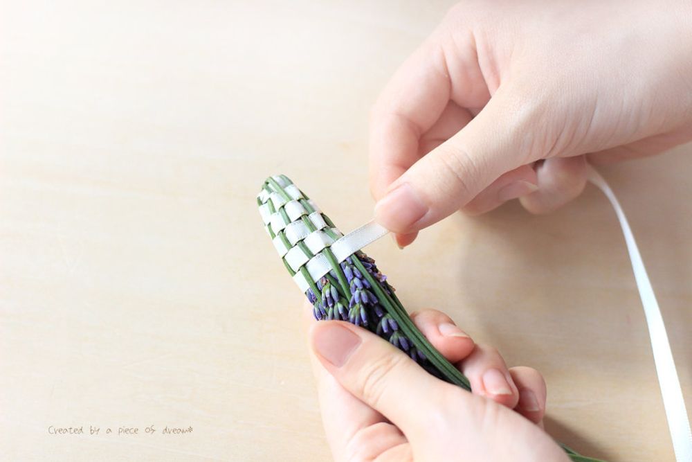 ラベンダースティックの作り方 茎にリボンを編み込む