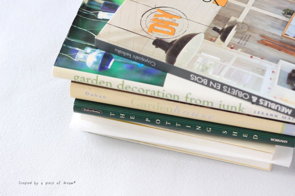 押し花を本にはさんでいる写真