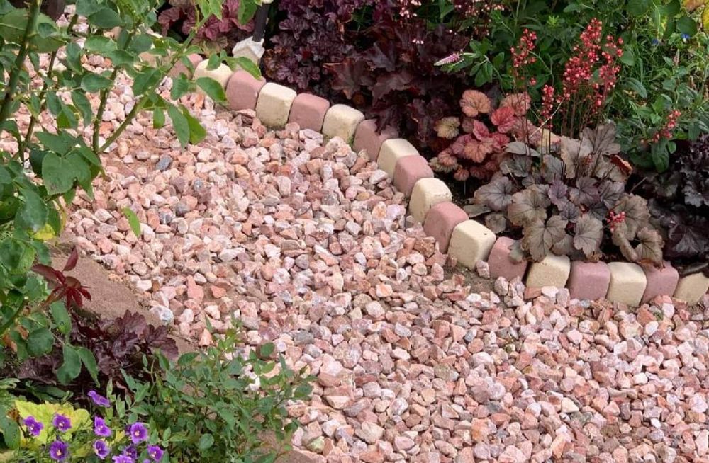ピンクチップ砂利　砂利