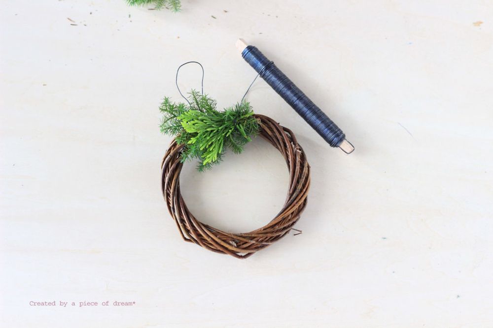 クリスマスリース 作り方 コニファーの束を巻きつける