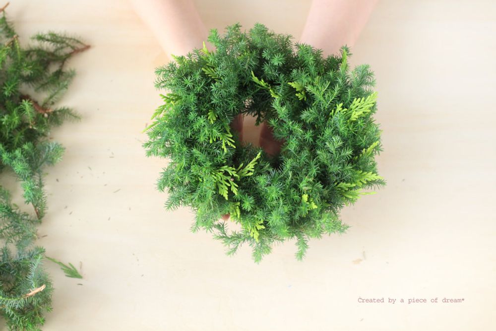 クリスマスリース 作り方 コニファーを一周巻きつける