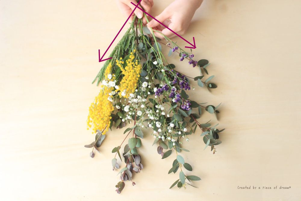 スワッグ 作り方 主役のミモザを根本に配置