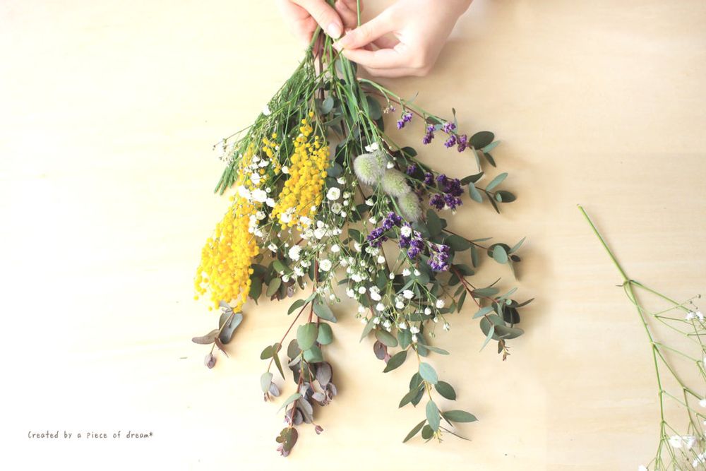 スワッグ 作り方 脇役の花でバランスを取る